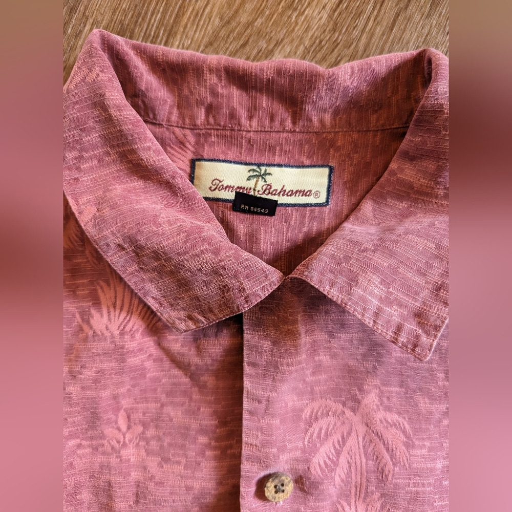 Tommy Bahama 100% Silk Hawaiian Style Button Down Shirt